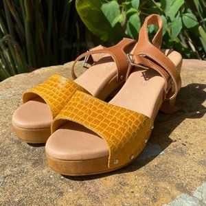 Sole Terra -  super cute 2 tone clog sandals